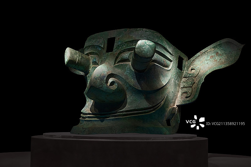青铜纵目面具，商代珍贵文物，四川成都广汉市三星堆博物馆图片素材