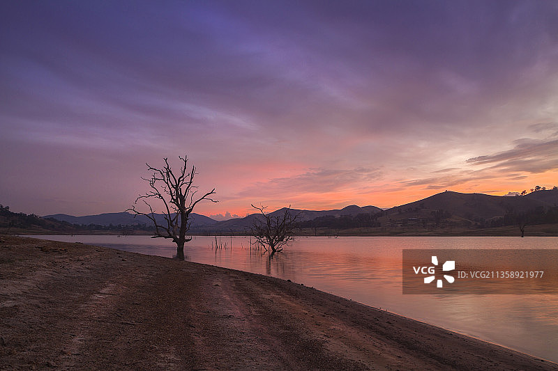澳大利亚维多利亚州埃尔登湖日落时的湖景图片素材