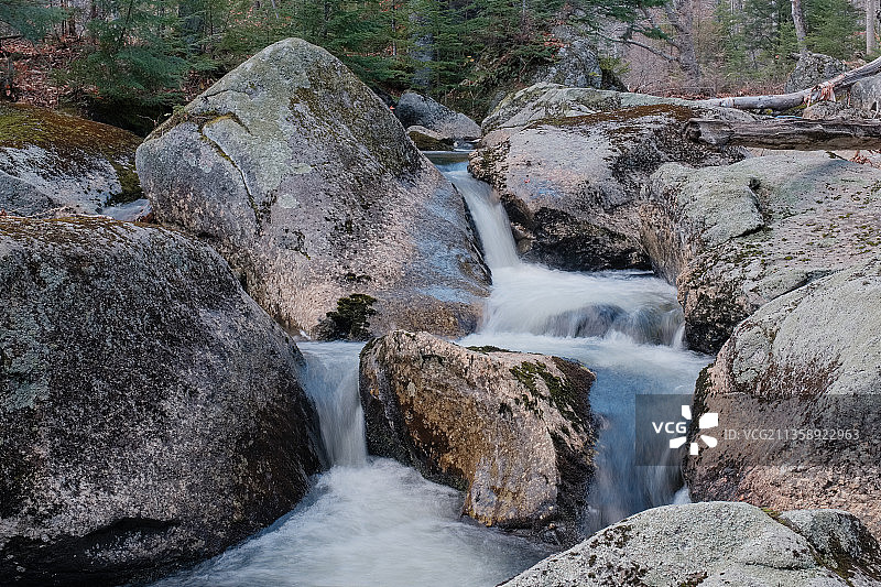 森林瀑布美景图片素材
