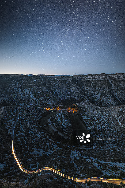 法国Cirque de Navacelles夜间山景鸟瞰图图片素材