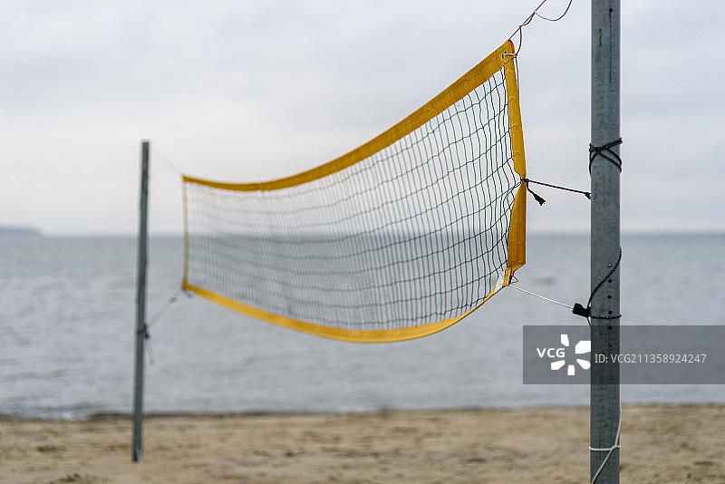 海滩上逆光渔网特写图片素材