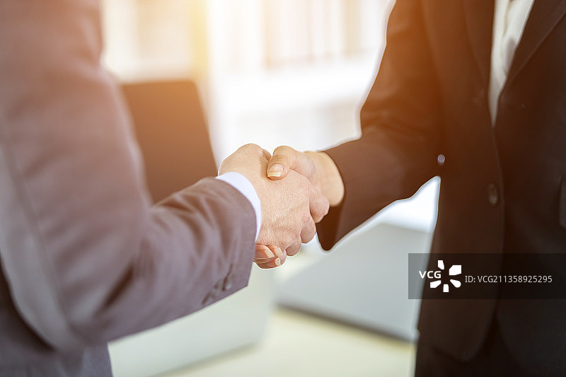商务人士握手图片素材