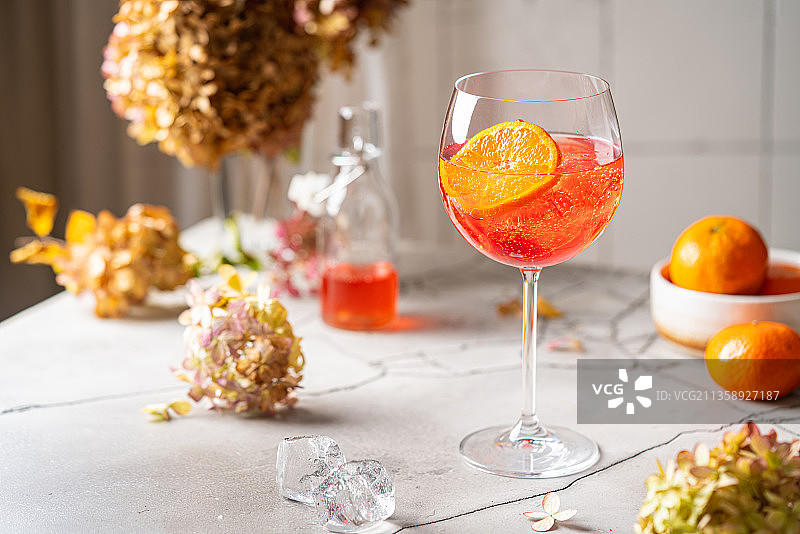 桌子上饮料的特写图片素材