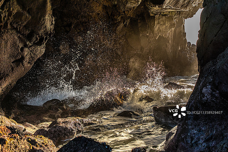 美国梧桐峡谷路海浪拍打岩石的风景图片素材