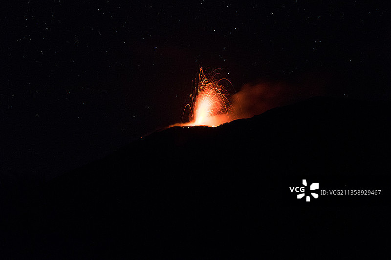 夜晚意大利斯特龙博利火山剪影的低角度视图图片素材
