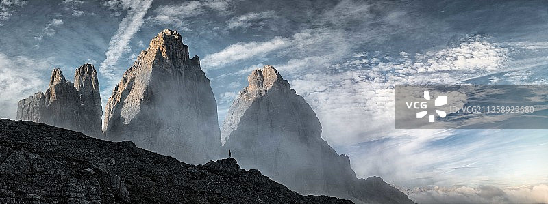 意大利三峰山壮丽山脉全景图片素材