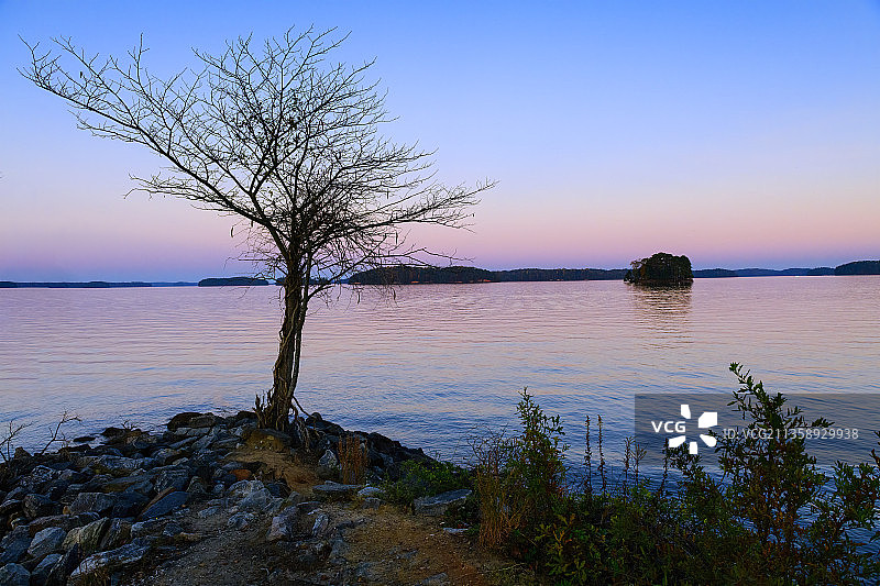 日落时佐治亚州福赛斯县的湖泊美景图片素材