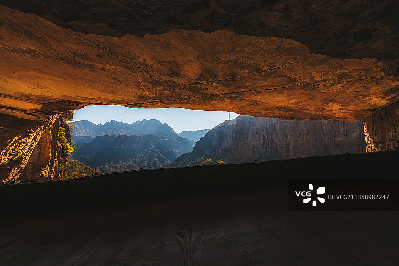 河南太行山新乡辉县万仙山景区郭亮挂壁公路绝壁长廊内部景观图片素材