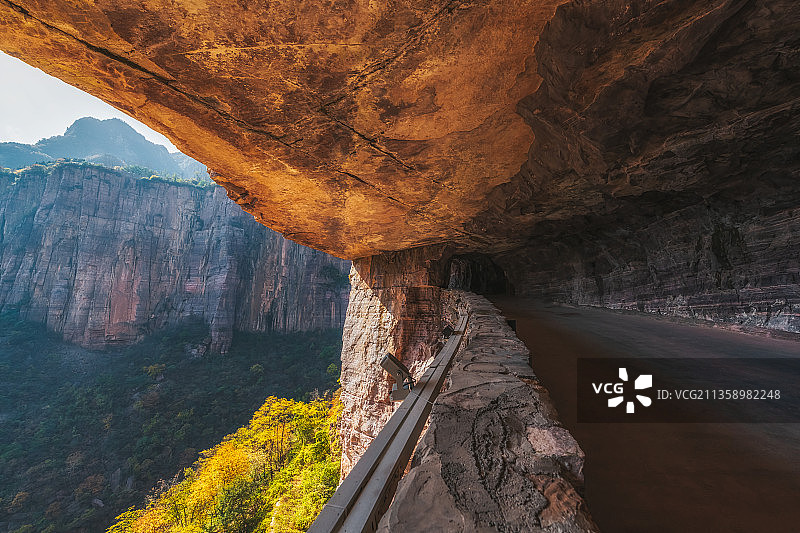 河南太行山新乡辉县万仙山景区郭亮挂壁公路绝壁长廊内部景观图片素材