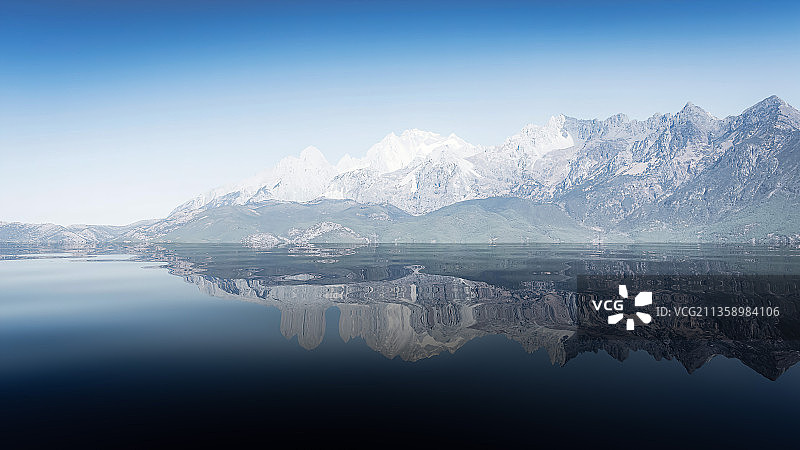 宁静的湖面山峰的倒影图片素材