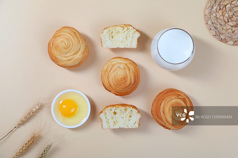 就在桌子上早餐的正上方图片素材