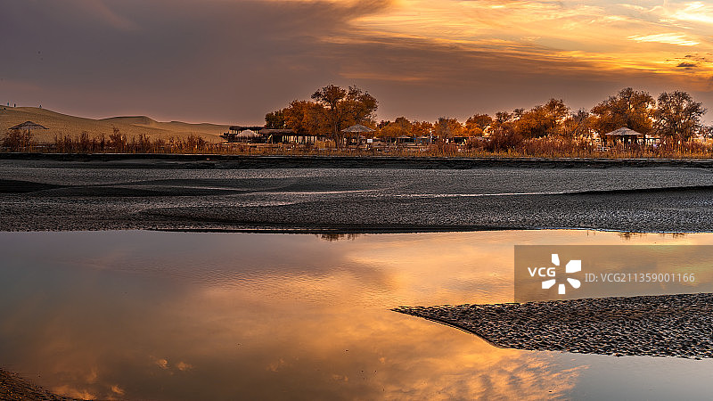夕阳下的罗布人村寨图片素材