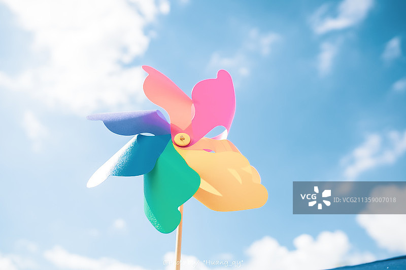 蓝天白云下的风车图片素材