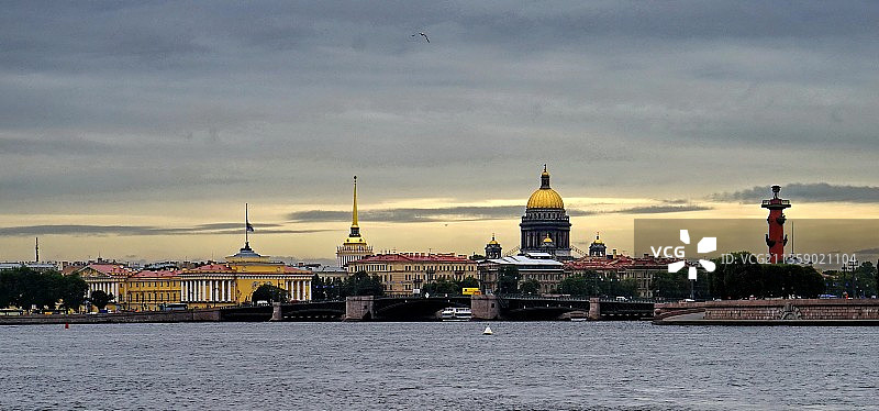 流入波罗海芬兰湾的涅瓦河畔的黄昏图片素材