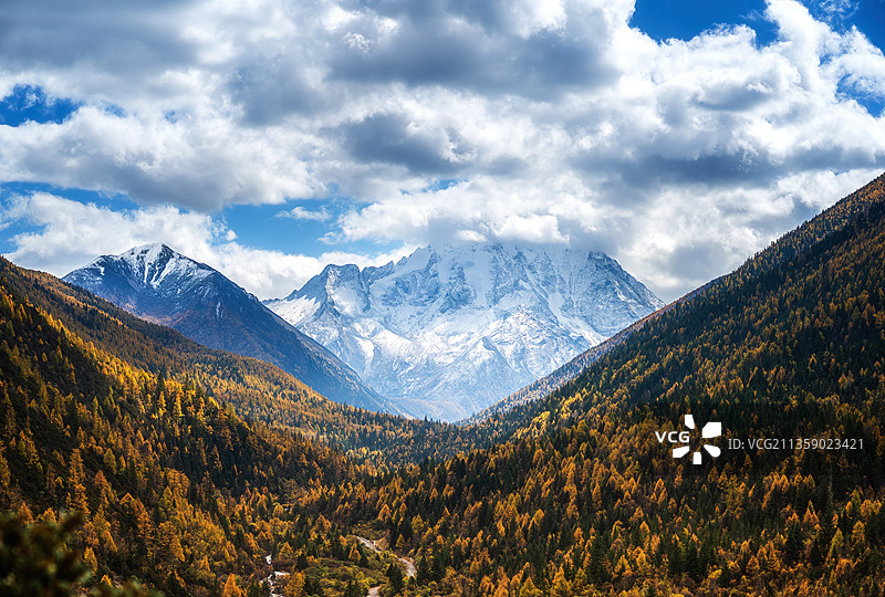 雅拉雪山图片素材