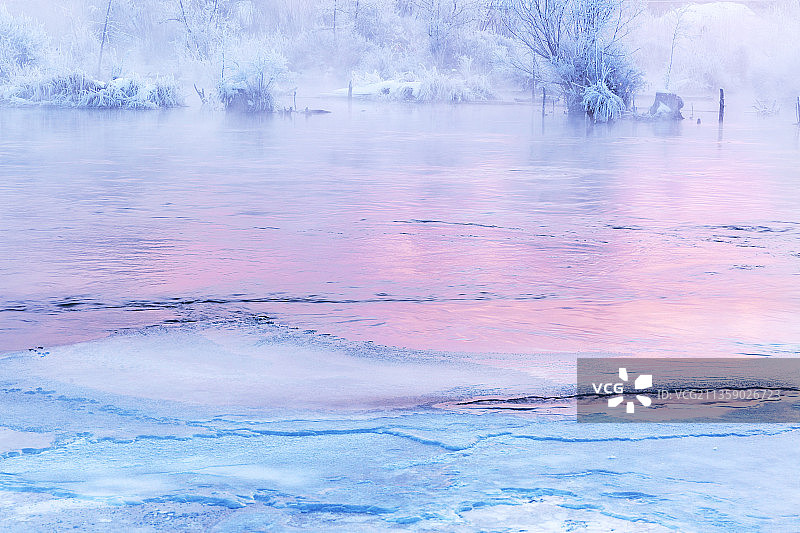 冬天的长白山魔界雾气弥漫图片素材