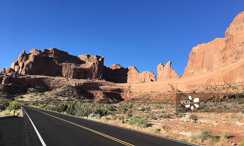 晴朗蓝天下的岩层景观图片素材