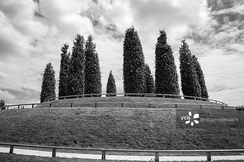 多云天空下的建筑仰视角度图片素材