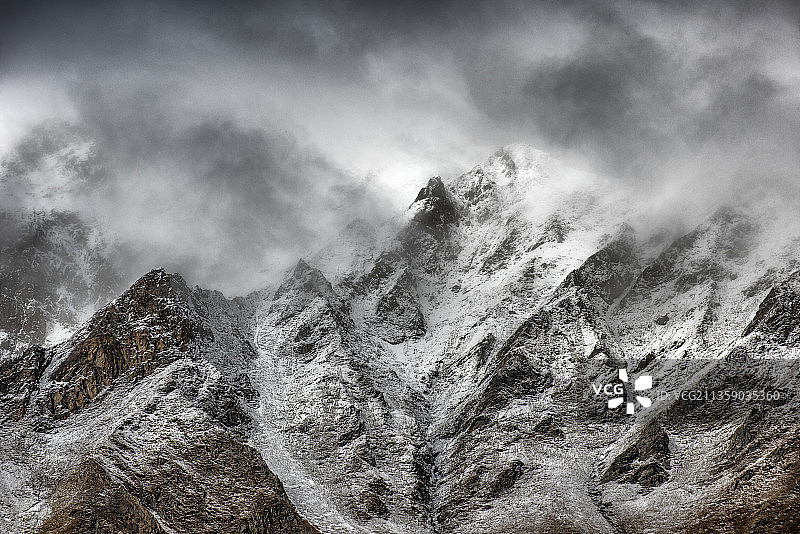 博尔扎诺雪山的低角度景观，意大利图片素材