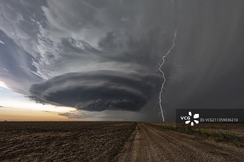 美国堪萨斯州Satanta风暴云中闪电划过大地的景色图片素材