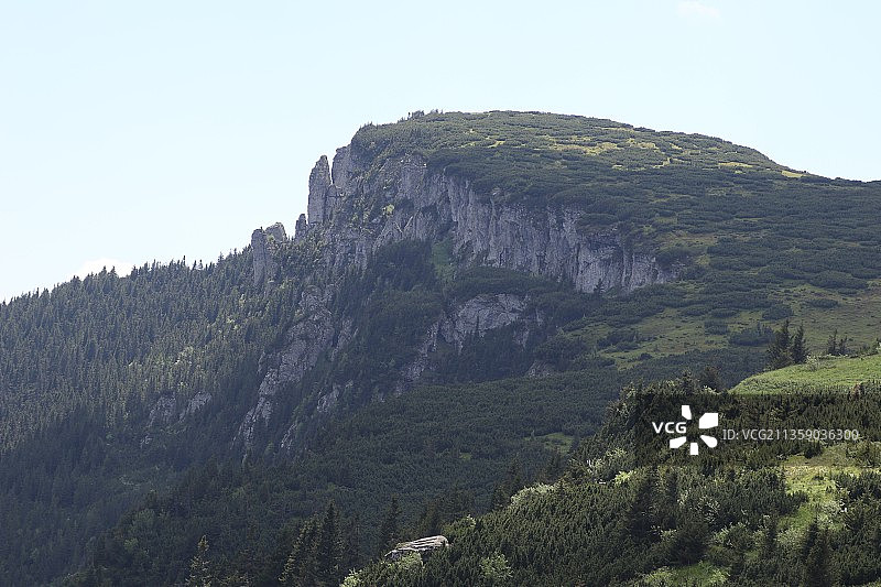 落基山脉映衬着晴朗的天空图片素材