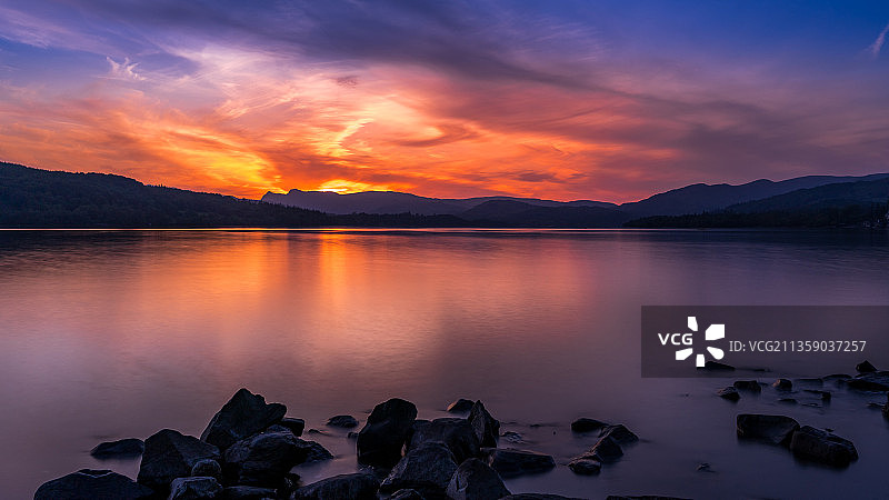 日落时分英国温德米尔湖的壮丽景色图片素材