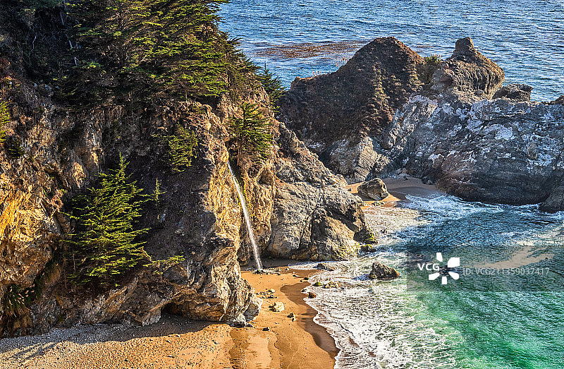 美国加利福尼亚州麦克威瀑布步道海滩岩石的高角度景观图片素材