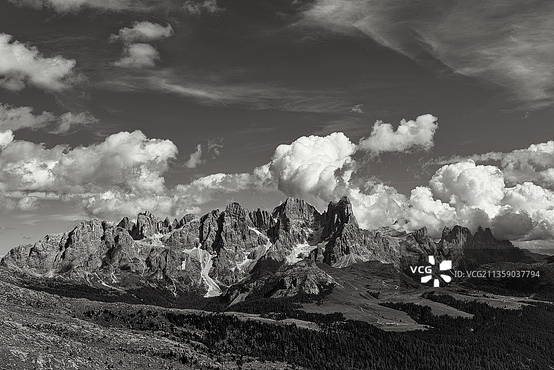 意大利帕内韦焦-帕莱迪圣马蒂诺自然公园的岩石山脉风光图片素材