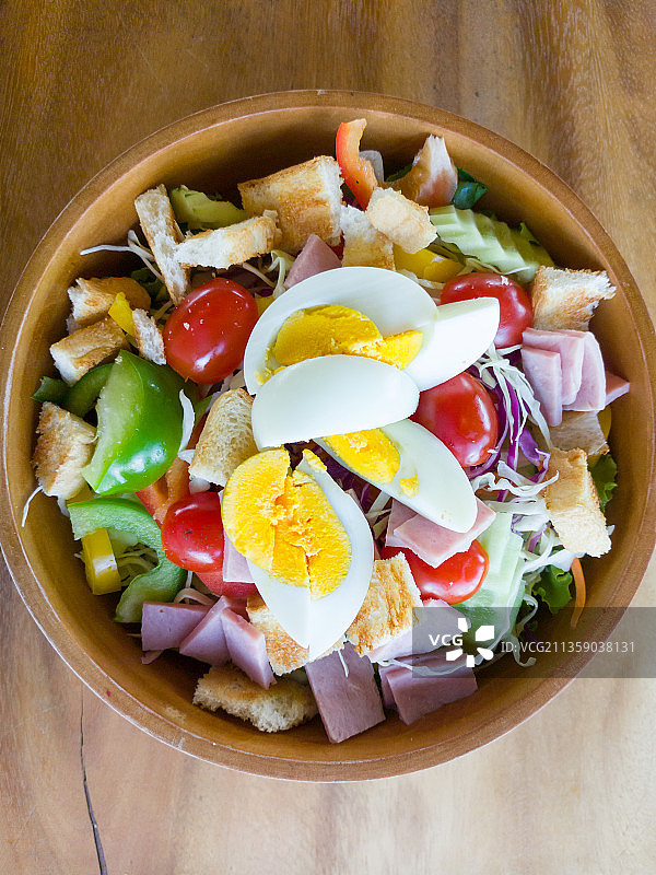 泰国那空那育府：餐桌上的沙拉俯视图图片素材