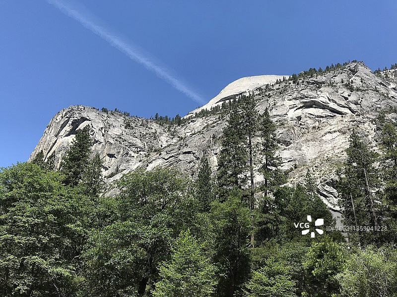 天空背景下的飞机尾迹仰视角度图片素材
