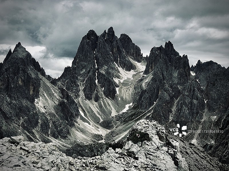 落基山脉映衬天空的景色图片素材