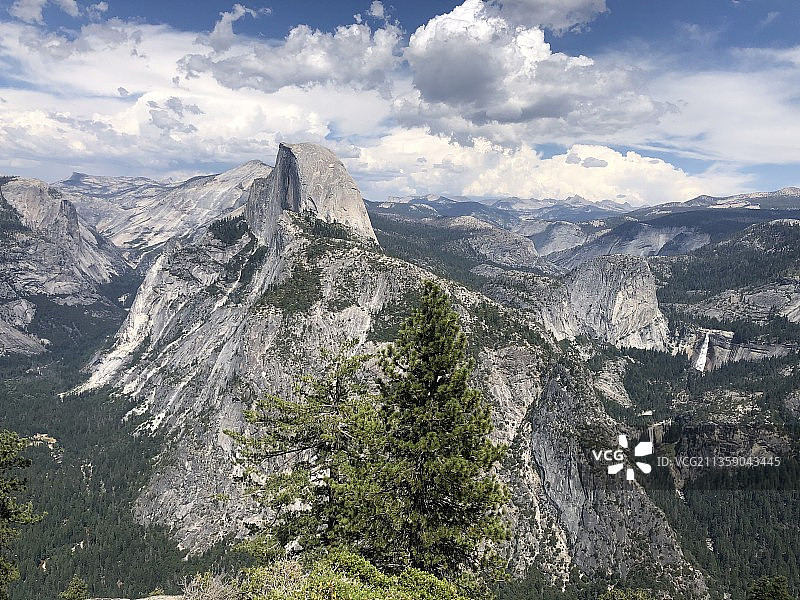 在天空衬托下的全景景观图片素材