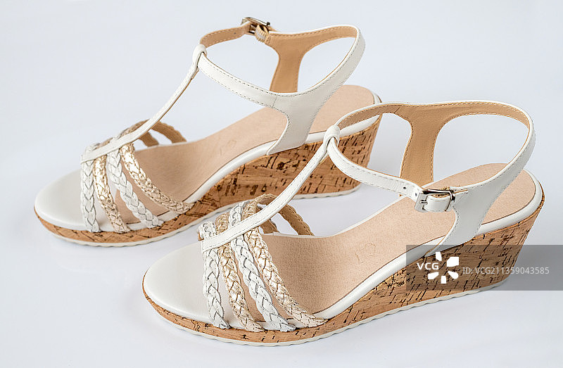 白色背景下的凉鞋特写图片素材