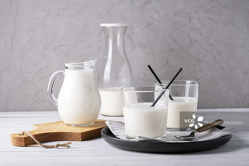 桌上玻璃杯装牛奶特写图片素材
