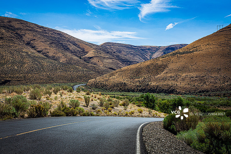 通往群山的空旷道路，美国俄勒冈州图片素材
