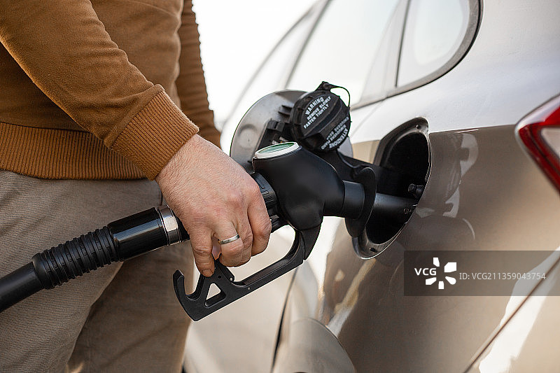 男人给汽车加油图片素材