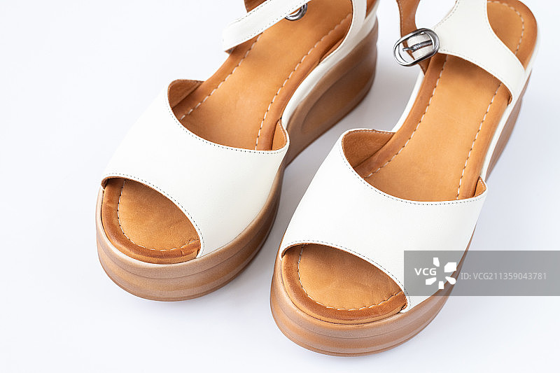 白色背景下的凉鞋特写图片素材
