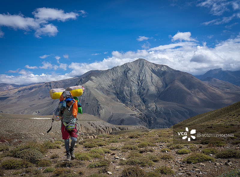 男子在尼泊尔多尔帕山区行走背影图片素材