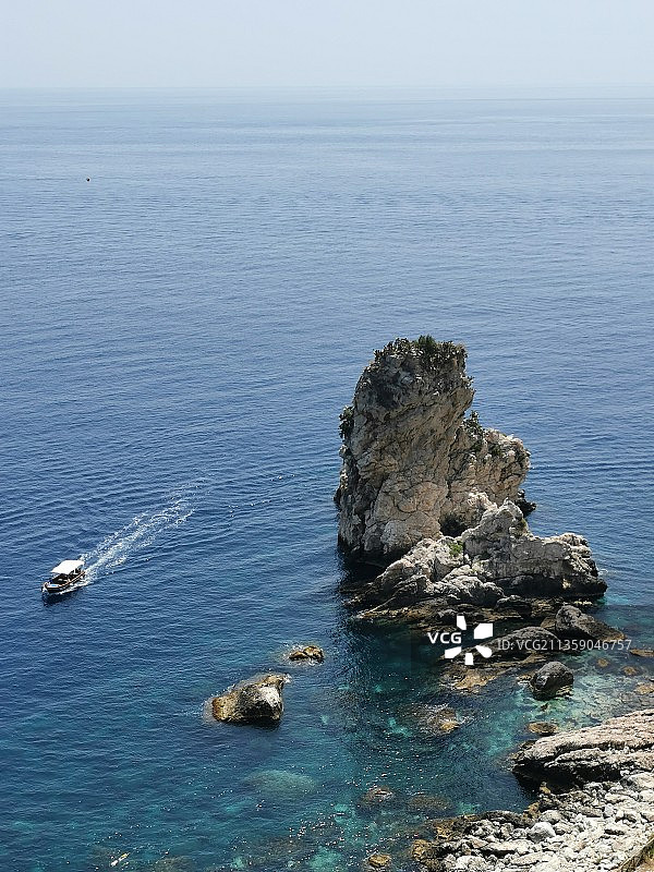 意大利墨西拿陶尔米纳海中岩石高角度景观图片素材