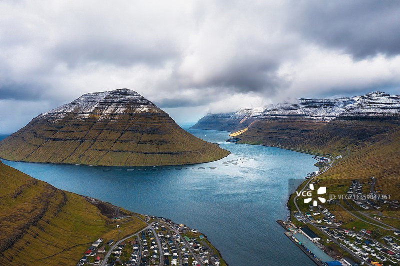湖泊和山脉的鸟瞰图，以天空为背景图片素材