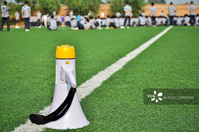 2011年8月，陕西西安汽车科技职业学院大学生在操场上军训图片素材