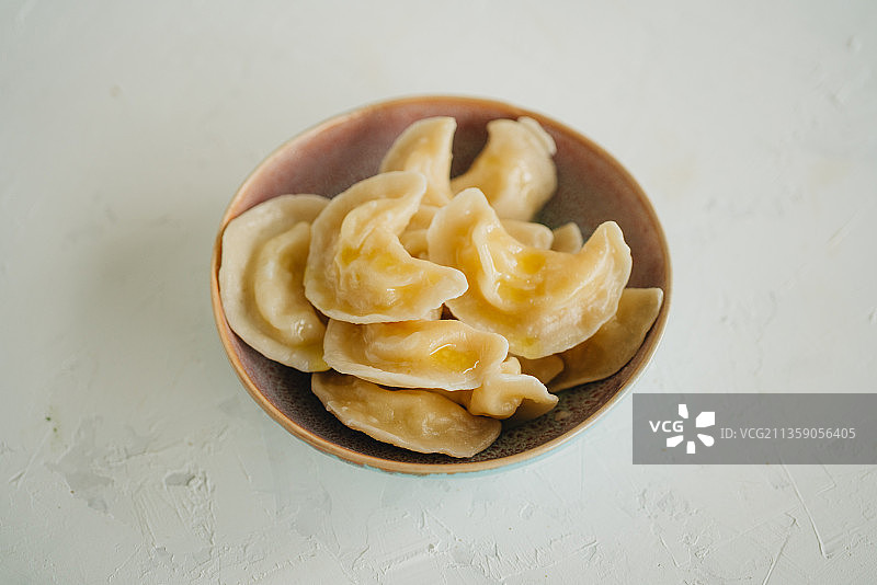 桌上碗里的意面特写图片素材