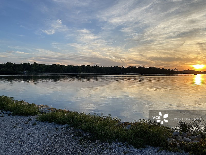 美国爱荷华州日落时分湖泊的景色图片素材