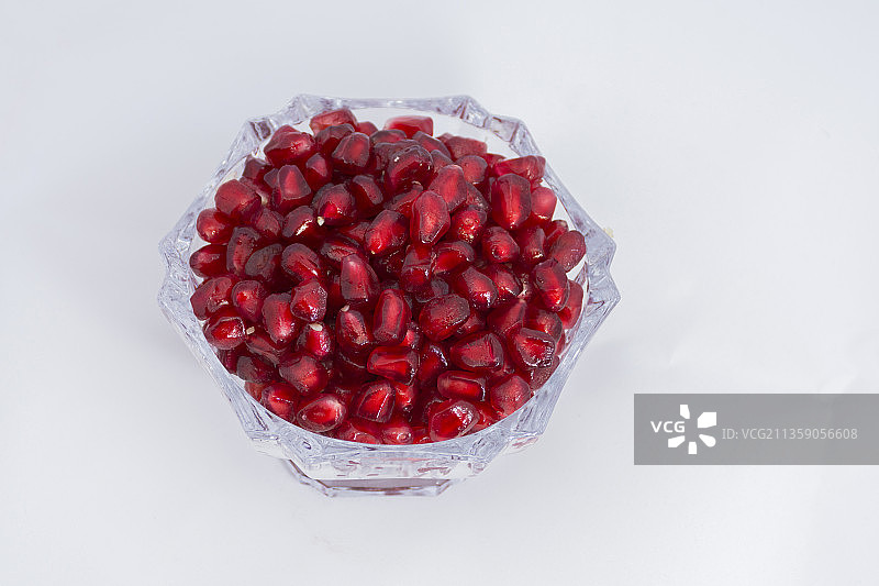 白色背景下碗中浆果特写图片素材