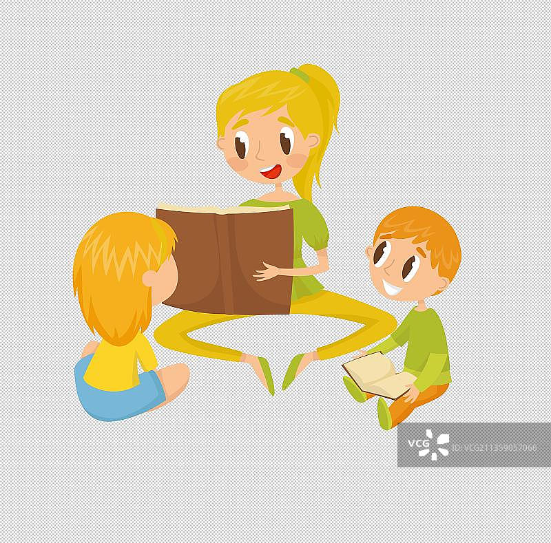 母亲坐在地上给孩子念书图片素材