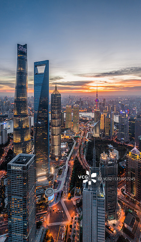 上海陆家嘴CBD高视角航拍日落夜景图片素材