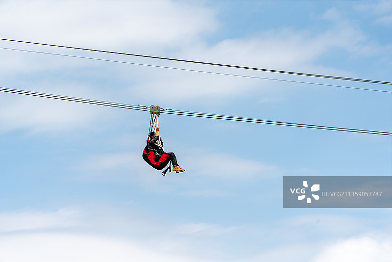 空中滑索运动图片素材