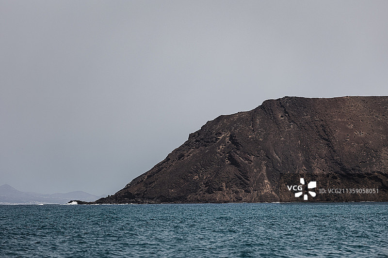 晴朗天空下的海景和山景图片素材