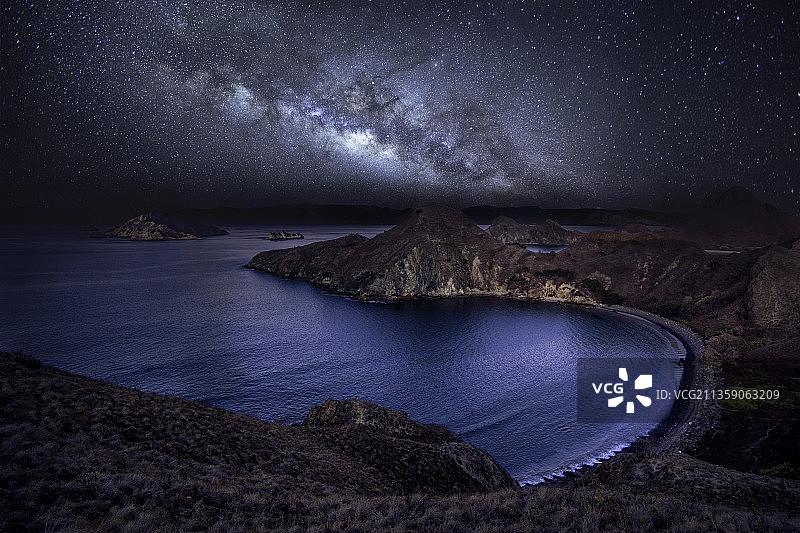 印度尼西亚夜空下的壮丽海景图片素材