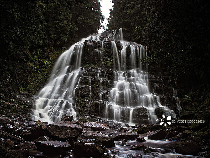 澳大利亚塔斯马尼亚皇后镇森林瀑布景观图片素材